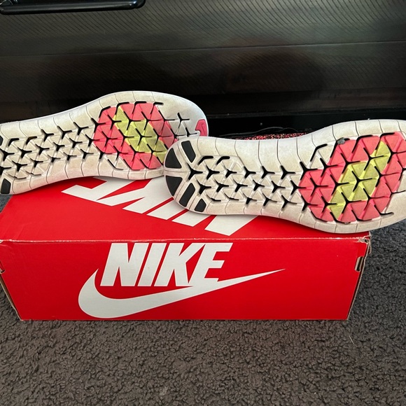 Nike - Picture 3 of 3